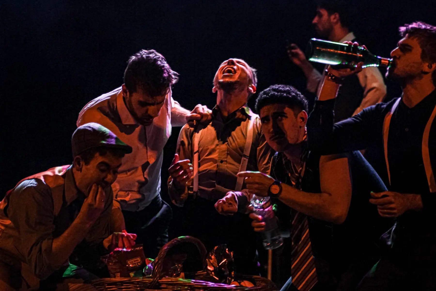 Momento de actuación en el taller Actor en una obra de teatro